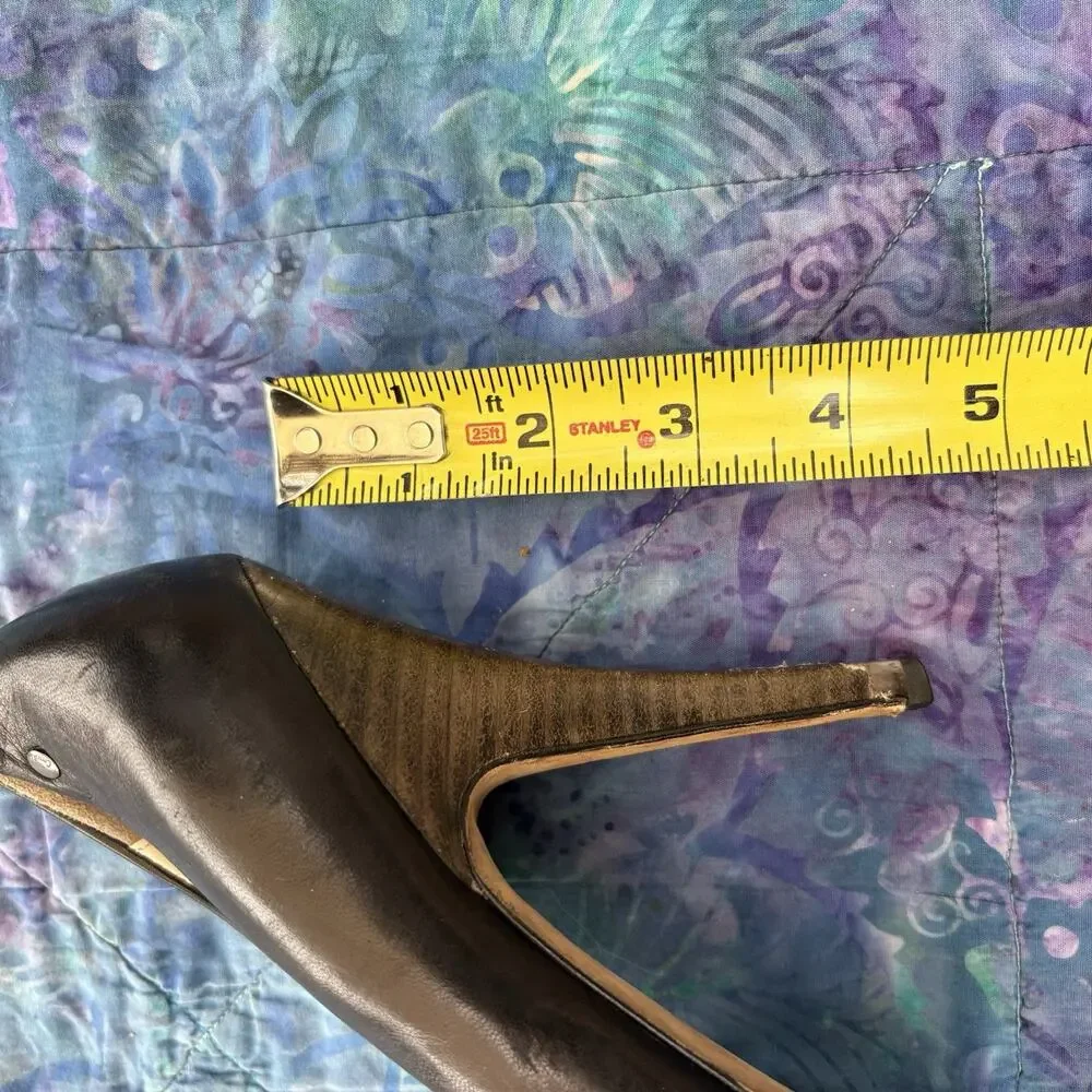 Coach Black Leather Closed Toe Pumps Women’s Size 9 FAIR WORN LOVED Classic